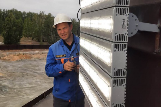 Прожекторы для освещения территории золотодобывающей шахты АО "ЮГК"